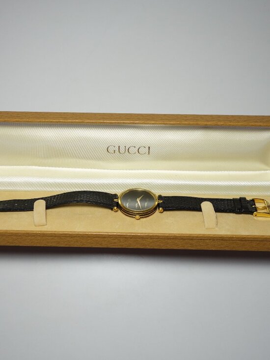 Vtg 1980’s Gucci Gold & Black Swiss Made Watch w/ Leather Gucci Strap, Untested main image 10